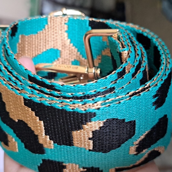 Ahdorned Guitar Style Cheetah Animal Print Crossbody Gold Hardwear Strap - Picture 7 of 8